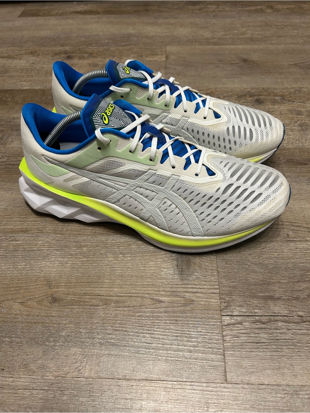 ASICS Novablast Men’s Size 10.5‎ Running White Blue Neon Yellow Sneakers Shoes
